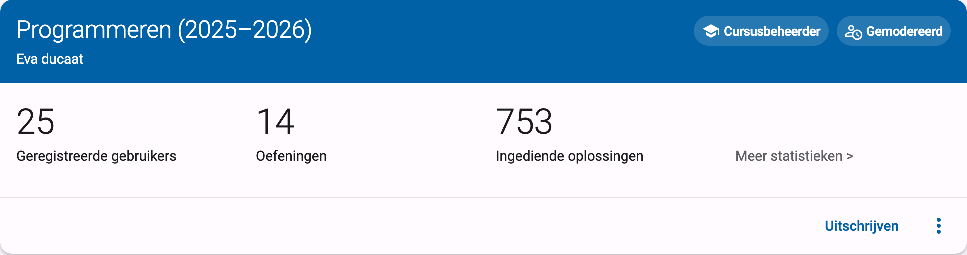 Cursuskaart met titel, lesgever, de pillen Cursusbeheerder en Gemodereerd, en de statistiekenrij