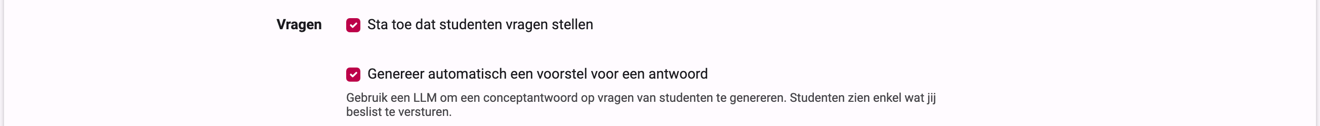 Sectie "Vragen" van het cursus-bewerkformulier met de vakjes "Sta toe dat studenten vragen stellen" en "Genereer automatisch een voorstel voor een antwoord"