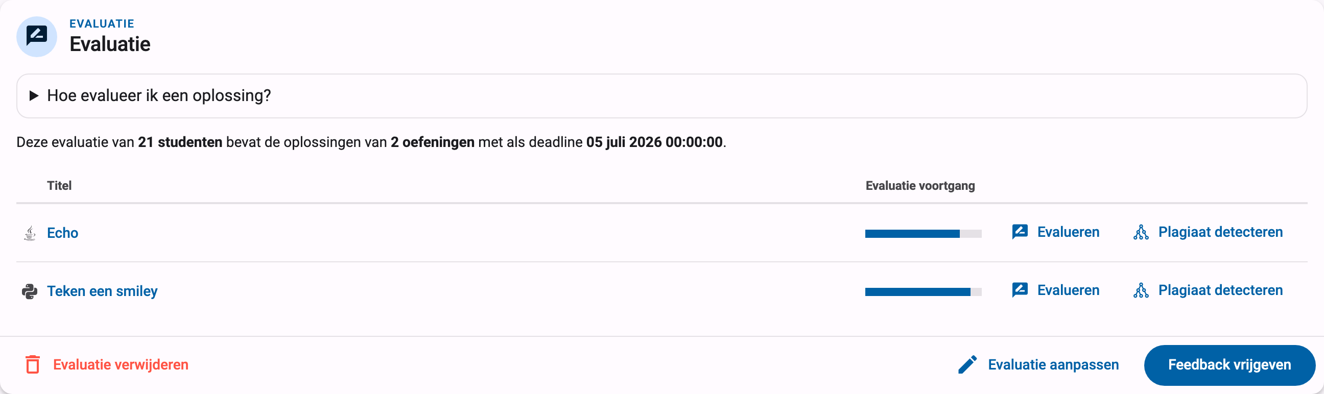 Evaluatieoverzichtskaart met voortgangsbalken per oefening, de links Evalueren en Plagiaat detecteren, en de knop Feedback vrijgeven