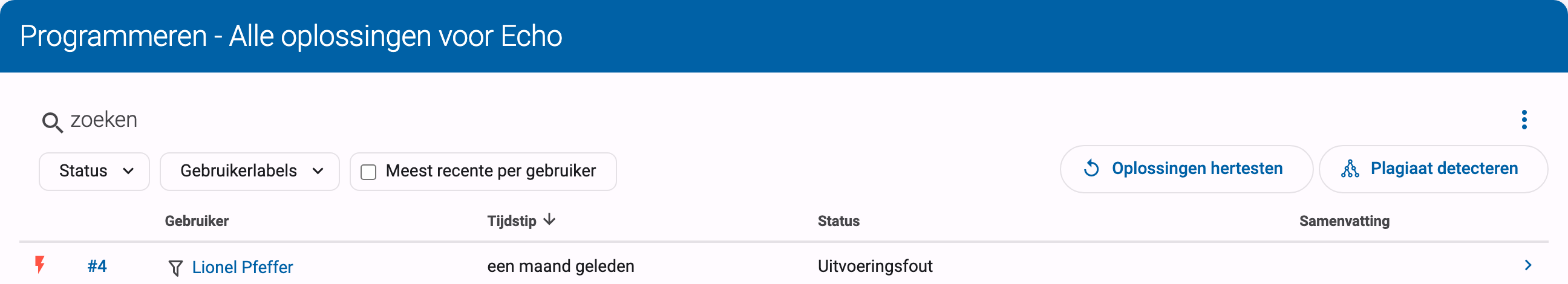 Knoppen Oplossingen hertesten en Plagiaat detecteren boven het oplossingenoverzicht gefilterd op één oefening